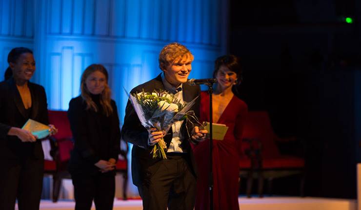 Rasmus Bjerkander tar emot pris och jubel. Foto: Evan Pantiel.