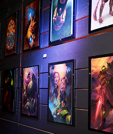 Utställning på LiU game Awards 2015. En vägg med bilder och illustrationer till spel