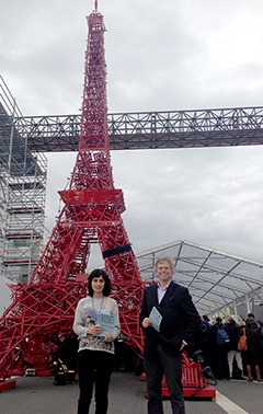 Nagmeh Nasiritoutsi och Björn-Ola Linnér med enkäter på konferensområdet. Röd modell av Eiffeltornet i bakgrunden