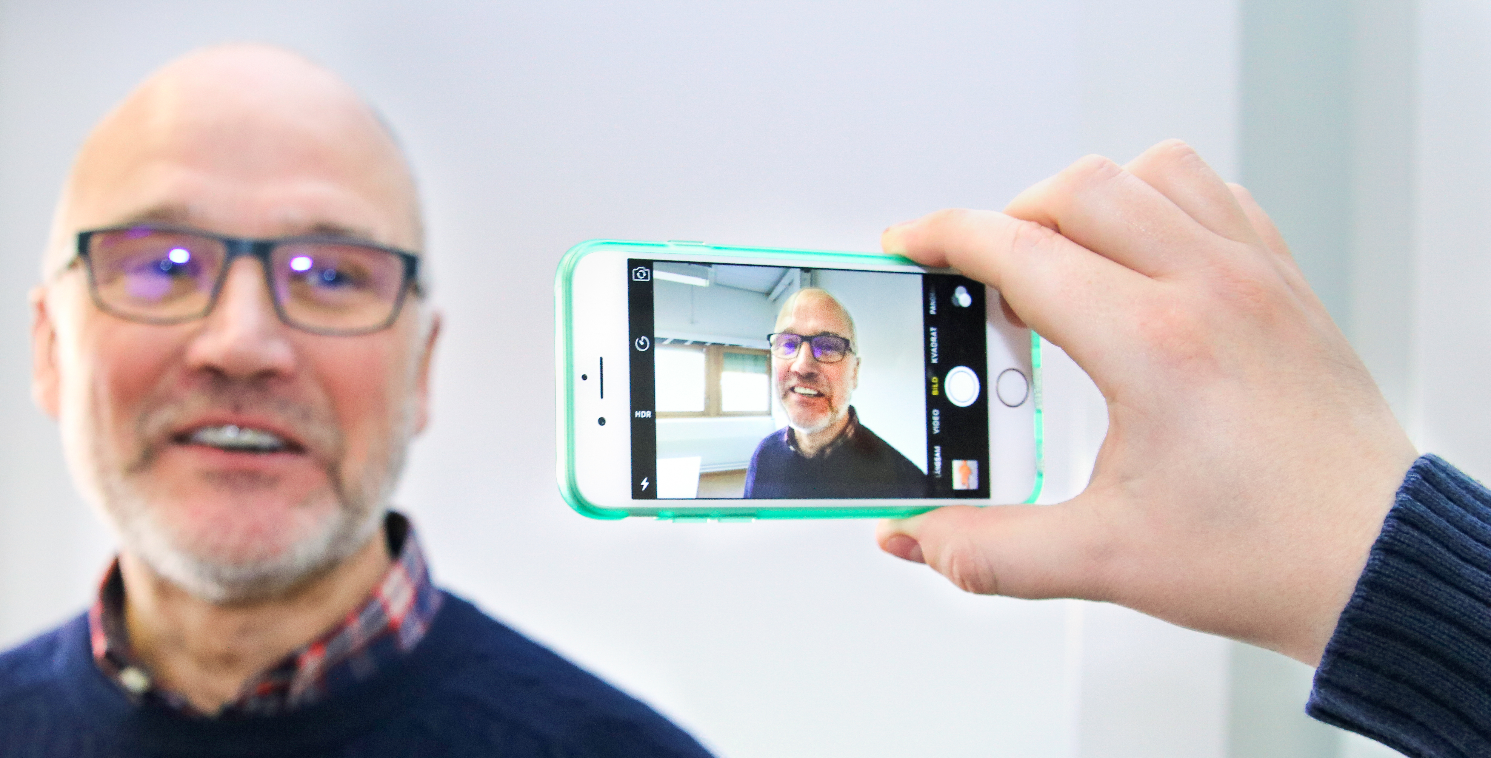 Någon fotograferar Bo Enell med en smart mobil