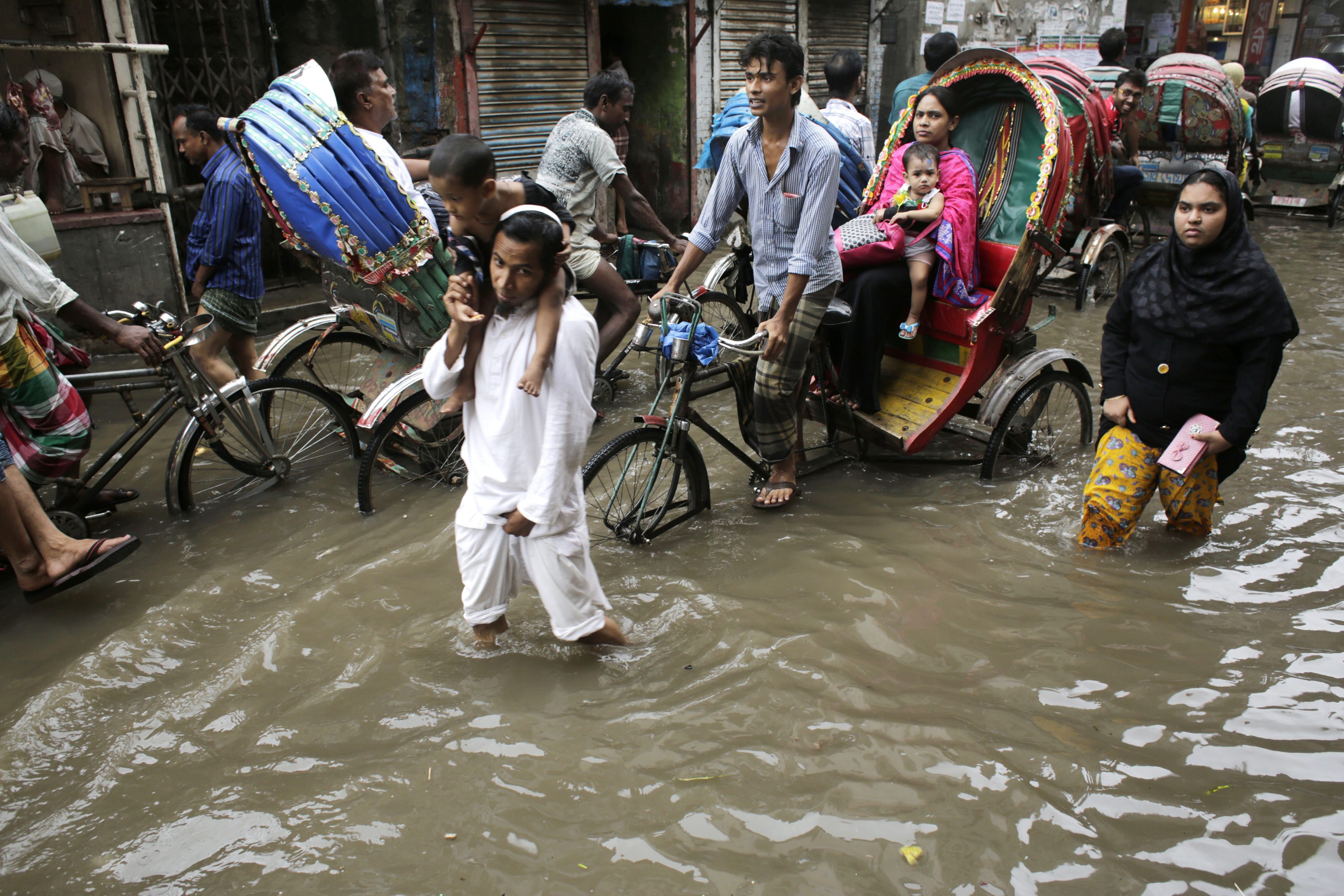 Översvämmad väg i Bangladesh