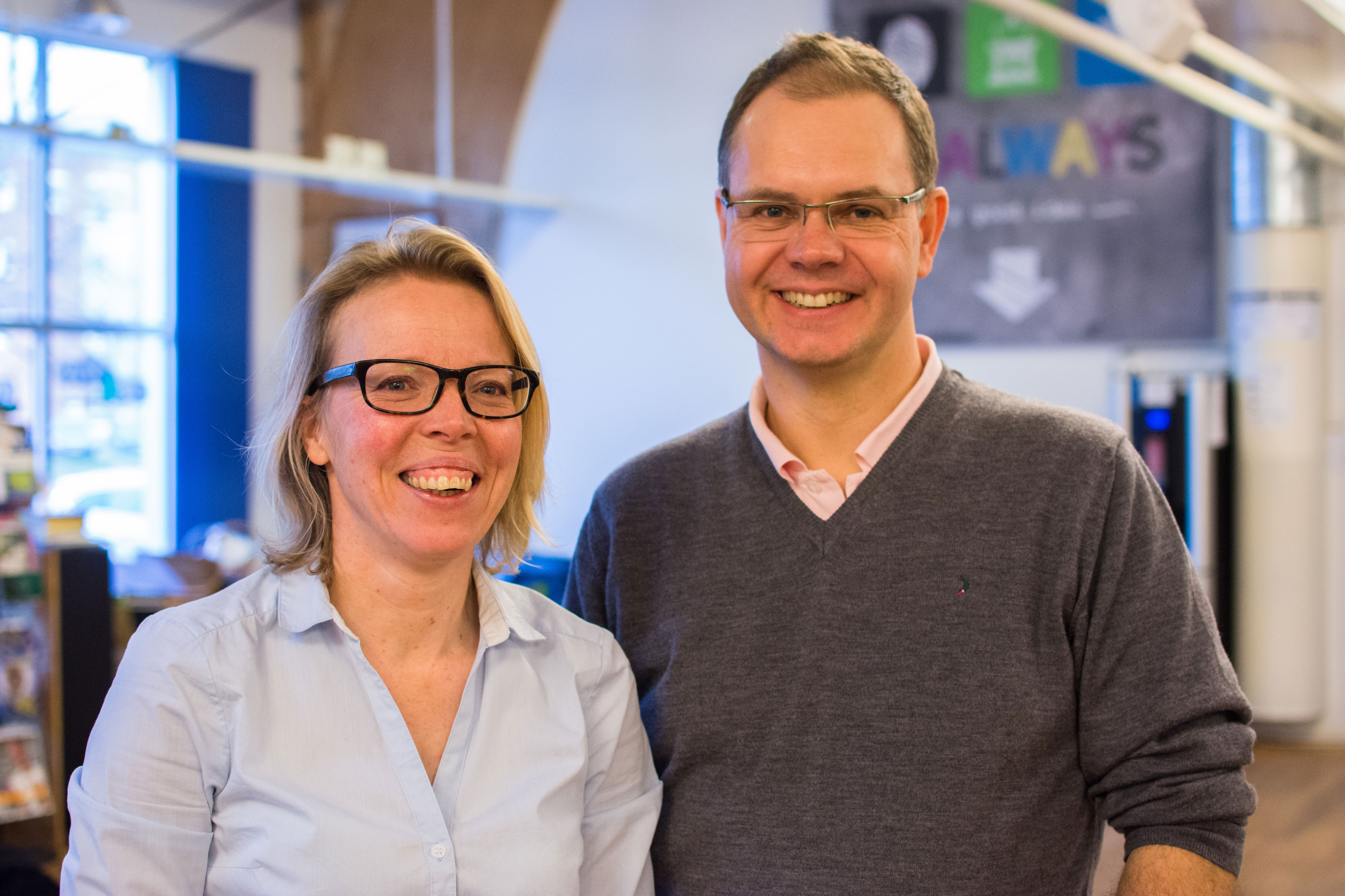 Lärarna Charlotte Norrman och Olof Hjelm på studentminimässa 2015