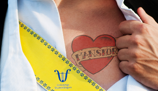 Tatuerat hjärta under skjortan på en studentsångare