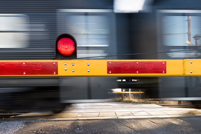 Ett tåg passerar i en järnvägsövergång i hög hastighet.