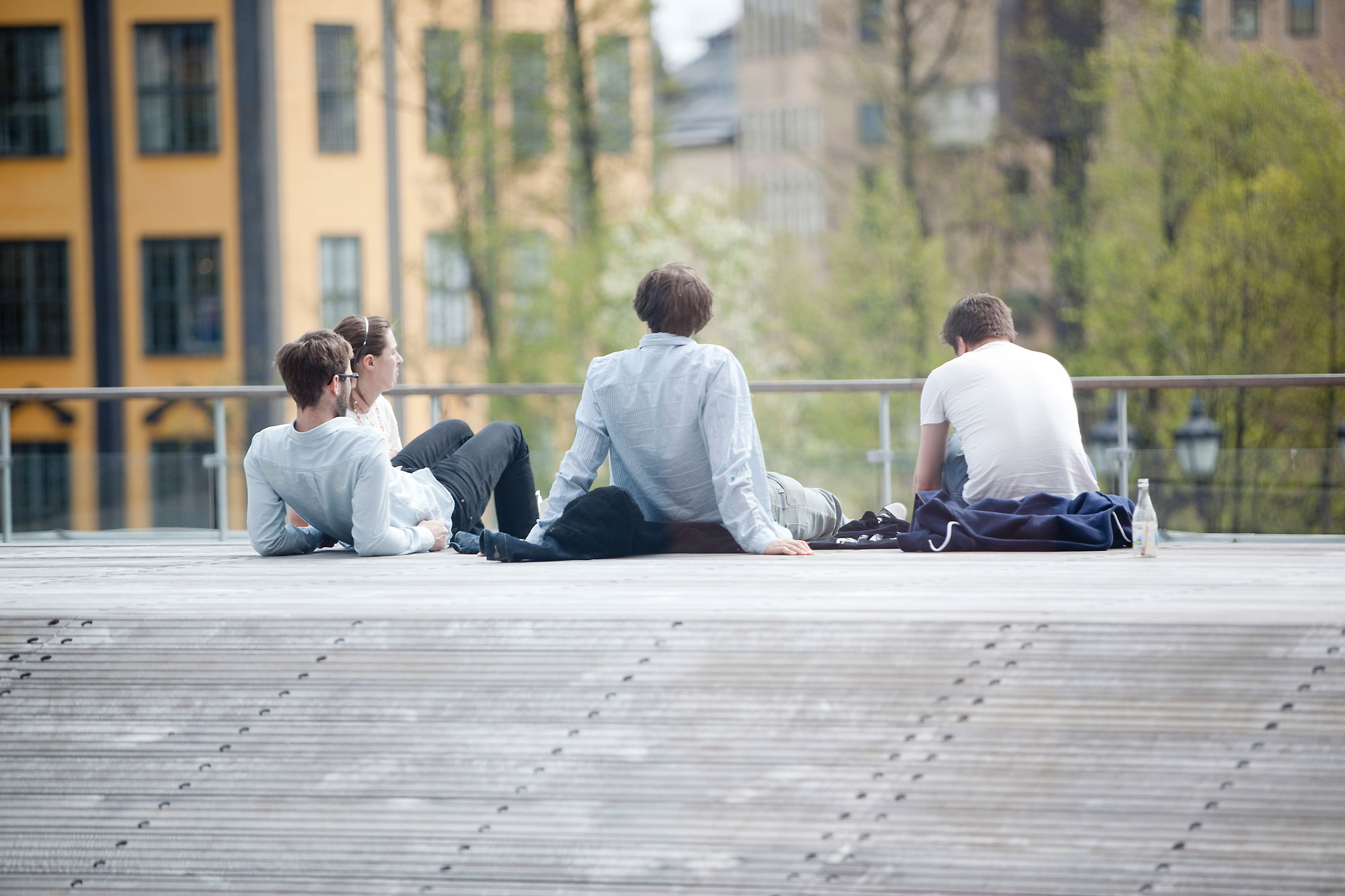 Studenter på terassen med utsikt mot arbetets museum, Norrköping