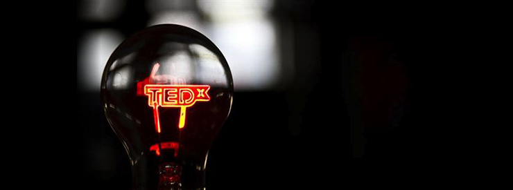 Glödlampa mot mörk bakgrund märkt TEDx