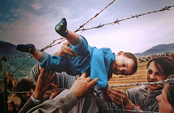Flyktingbarn genom taggtråd