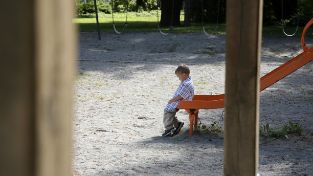 Ensamt barn på lekplats. Forskningsområdet Mobbning.
