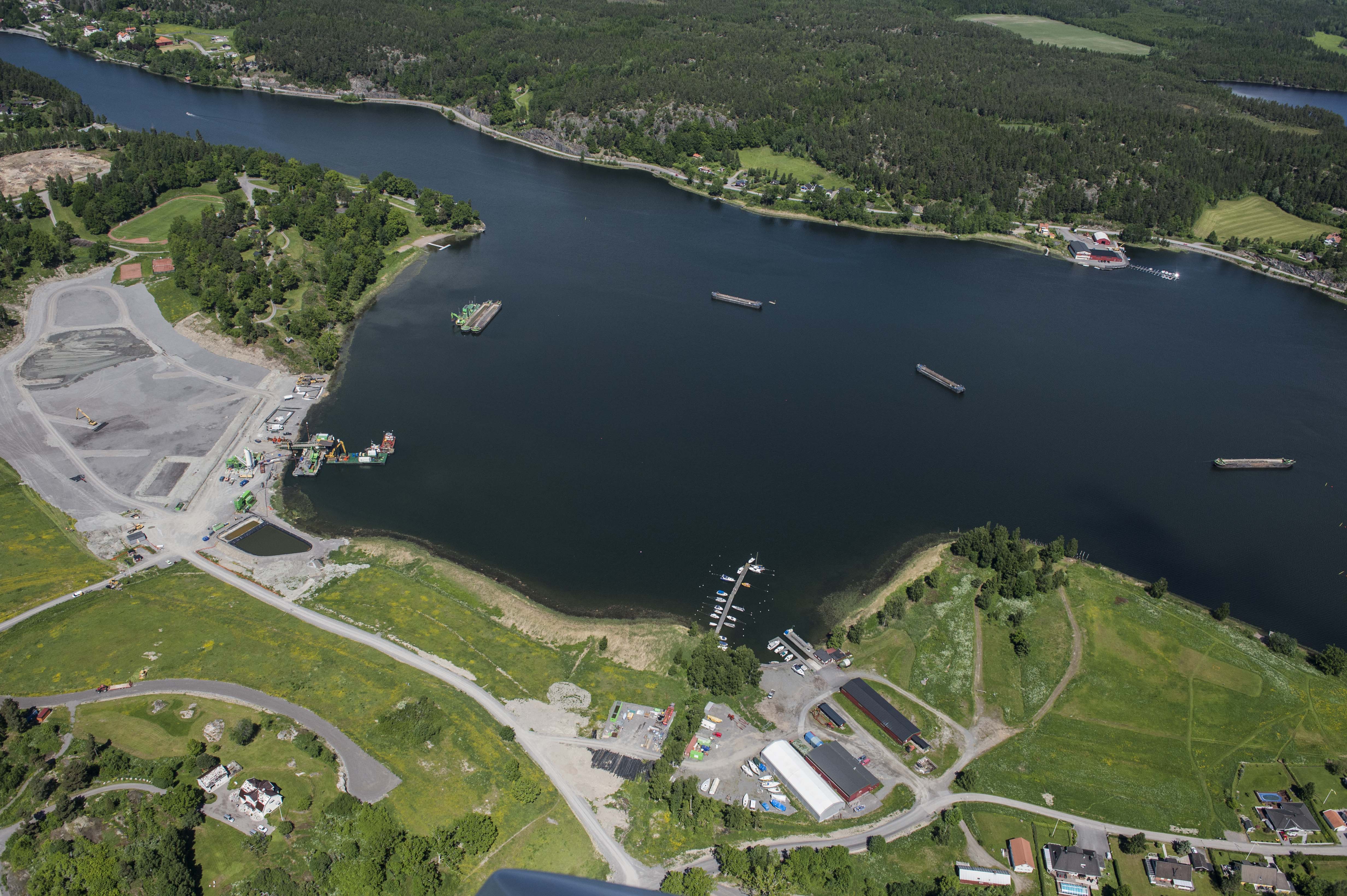 Flygbild över campingen vid Valdemarsviken när muddringen genomförs.