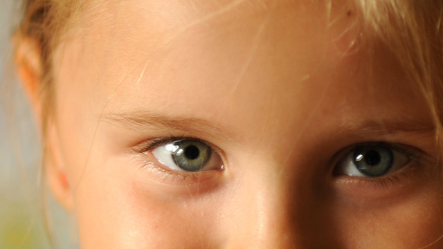 En liten flickas ansikte, med fokus på ögonen / A small girl’s face, with the image focused on the eyes