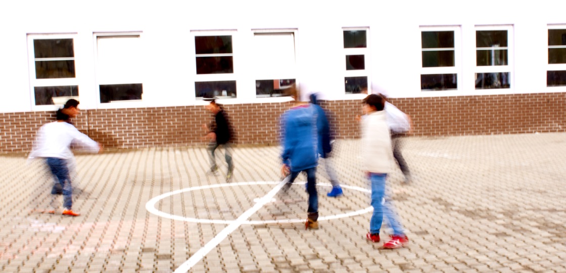Barn springer på skolgård