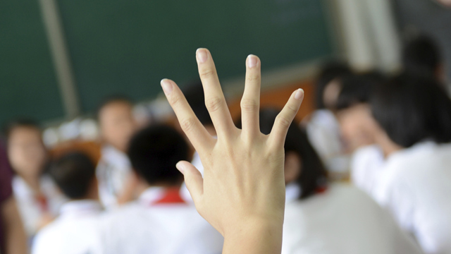 Uppräckt hand i klassrum