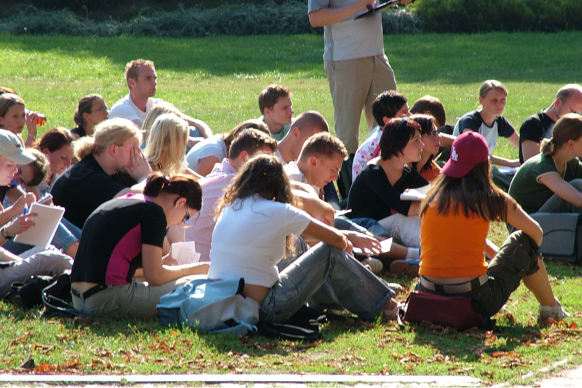 studenter som sitter i gräset