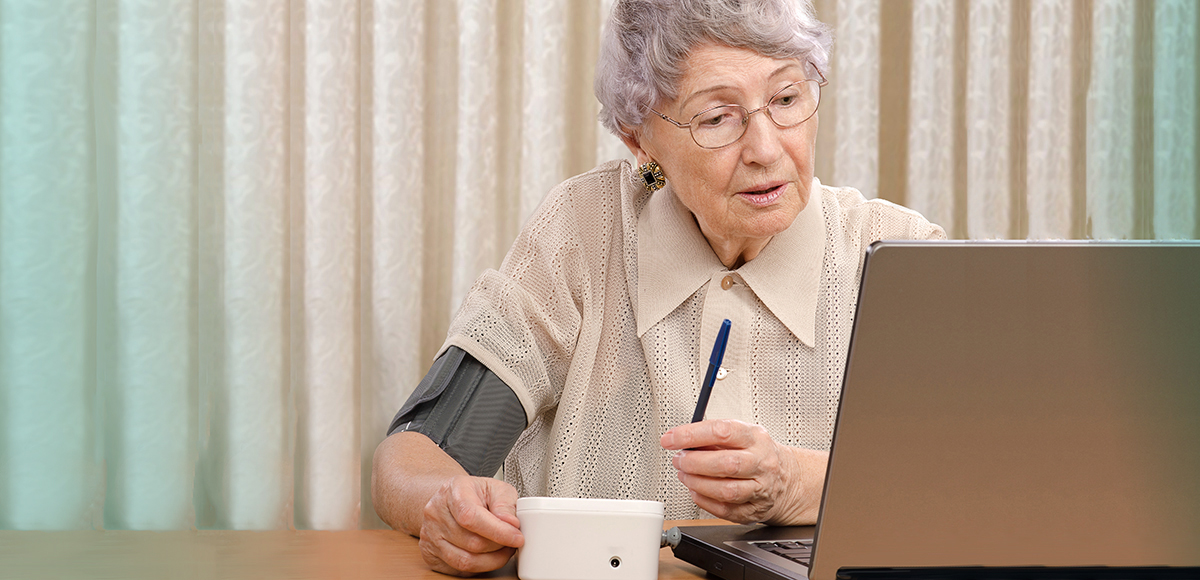 Äldre kvinna framför dator (fjärrövervakning) / Elderly woman telemonitoring