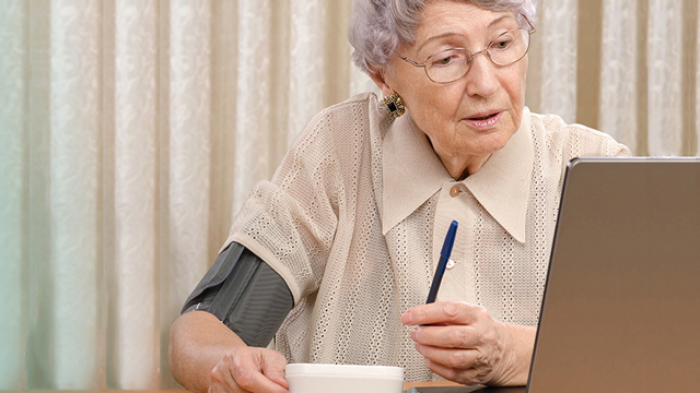 Äldre kvinna vid dator och fjärrövervakning / An eldery woman telemonitoring