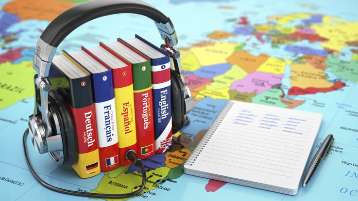 Fem ordböcker med hörlurar på en karta