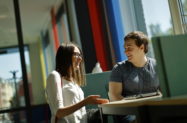 Två studenter diskuterar på biblioteket på Campus Norrköping