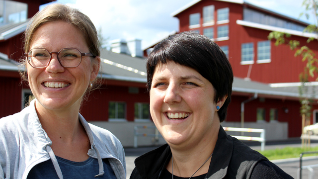 Charlotte Lundgren och Ulrika Eriksson utanför anläggningen