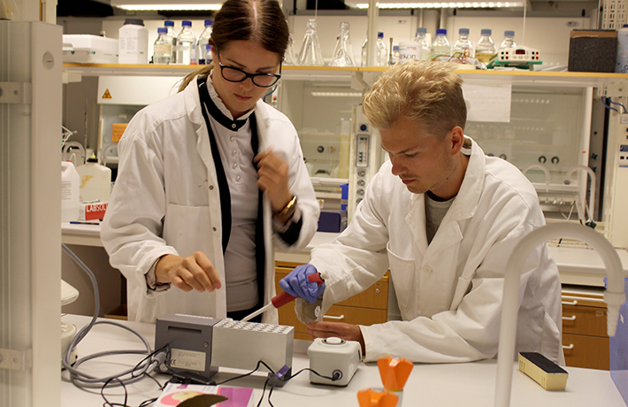 Lisa-Marie Erlandsson och William Rudin i labbet