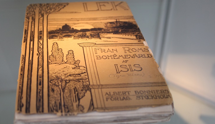 Bokomslag Lek, roman från Roms bohemevärld, utställningsmonter