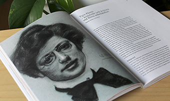 Boken Tyra Kleen, uppslag med hennes porträtt