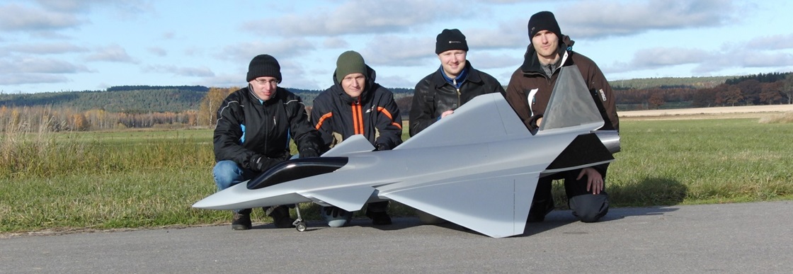 forskargrupp med modell flygplan