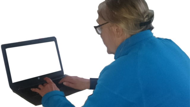 En kvinna skriver på en laptop / A woman typing on a laptop