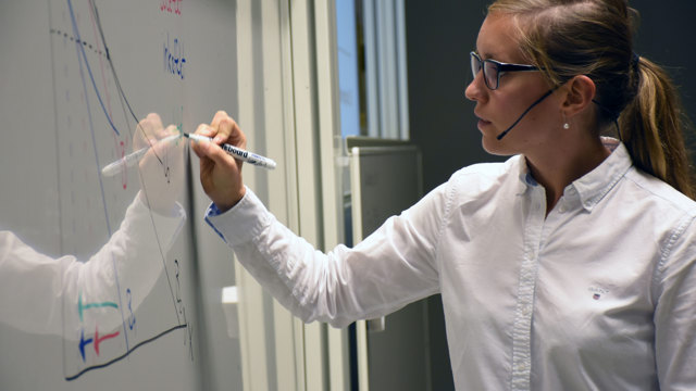 Linnea Tengvall, lärare i Nationalekonomi undervisar