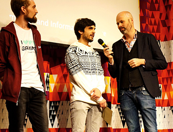  Från vänster andrapristagaren Sven Thole, Vinnaren Iliyas Jorio och Erik Berglund, universitetslektor Datavetenskap
