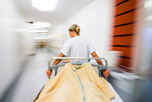 sjukhussäng i korridor