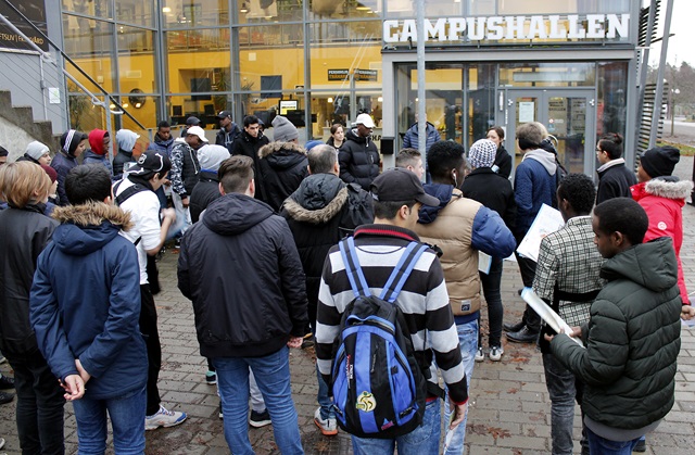 Elever från Skäggetorpsskolan utanför Campushallen. 