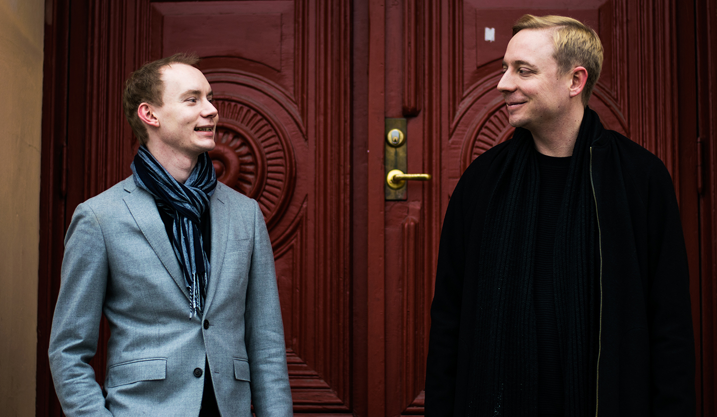 Sebastian Andersson och Isak Wernhoff utanför dörren till Arbisteatern