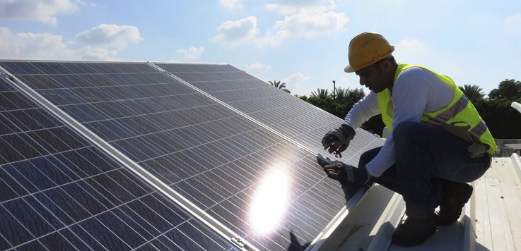 Bilden visar  man som arbetar med solceller. Picture shows solar.