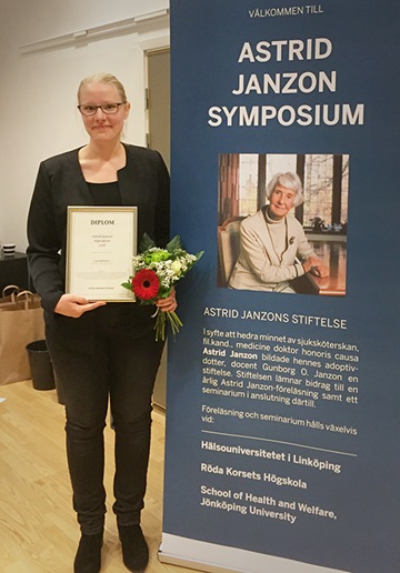 Lisa Hjelmfors vid stipendieutdelningen / Lisa Hjelmfors when she received the scholarship