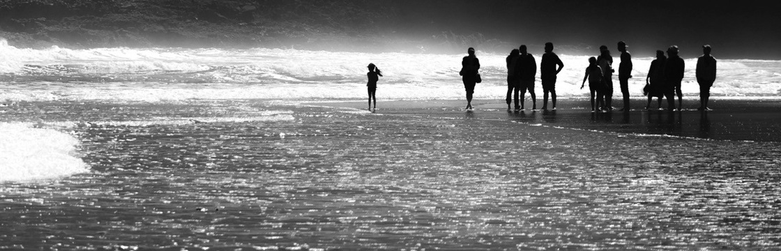 En grupp människor på en strand
