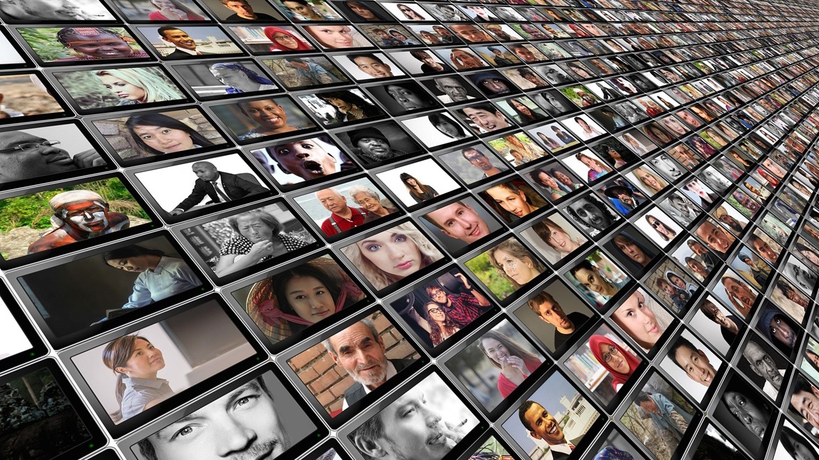 Personer och ansikten visas på en mängd skärmar.