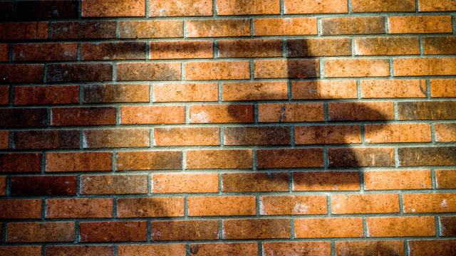 Skugga av en lampa på en tegelvägg / Shade a lamp on a brick wall