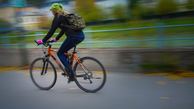 Bilden visar en cyklist