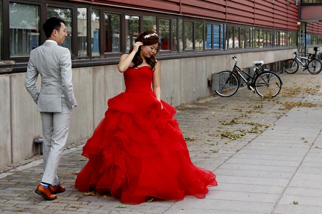 Lui Cheuk Yiu (Charles) och Yong Shunzi (Vanessa) fotograferas på LiU. 