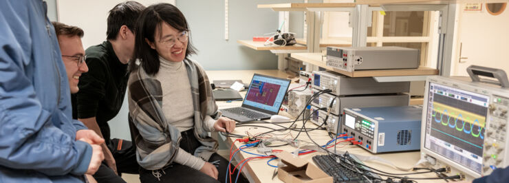 Students in the Master's program in Electronics Engineering work with measuring instruments.