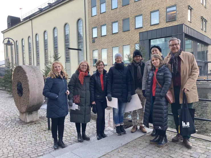 CETIS-gänget står utomhus i industrilandskapet. 