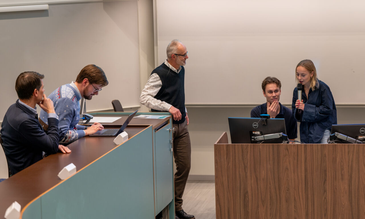 Studenter redovisar i en kurs.