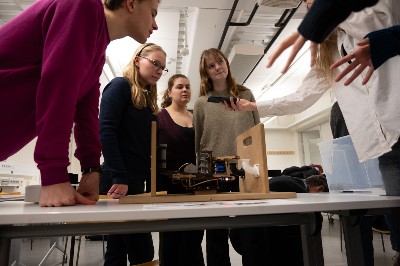 Studenter demonstrerar design de har tagit fram.