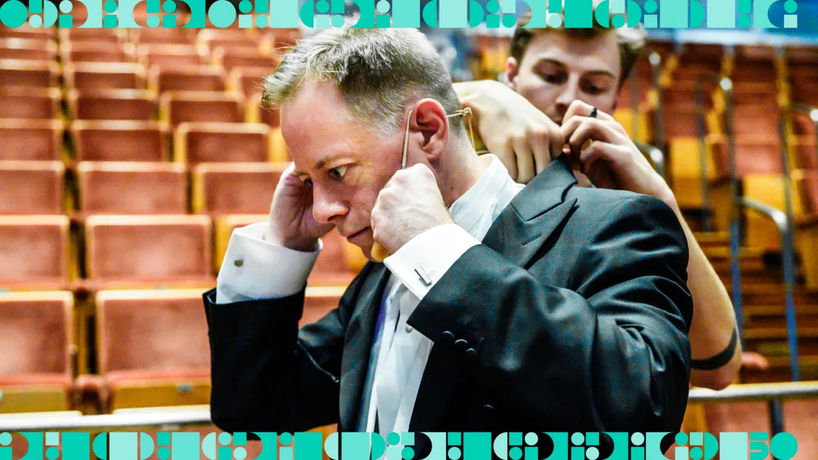 en man sätter på sig ett headset