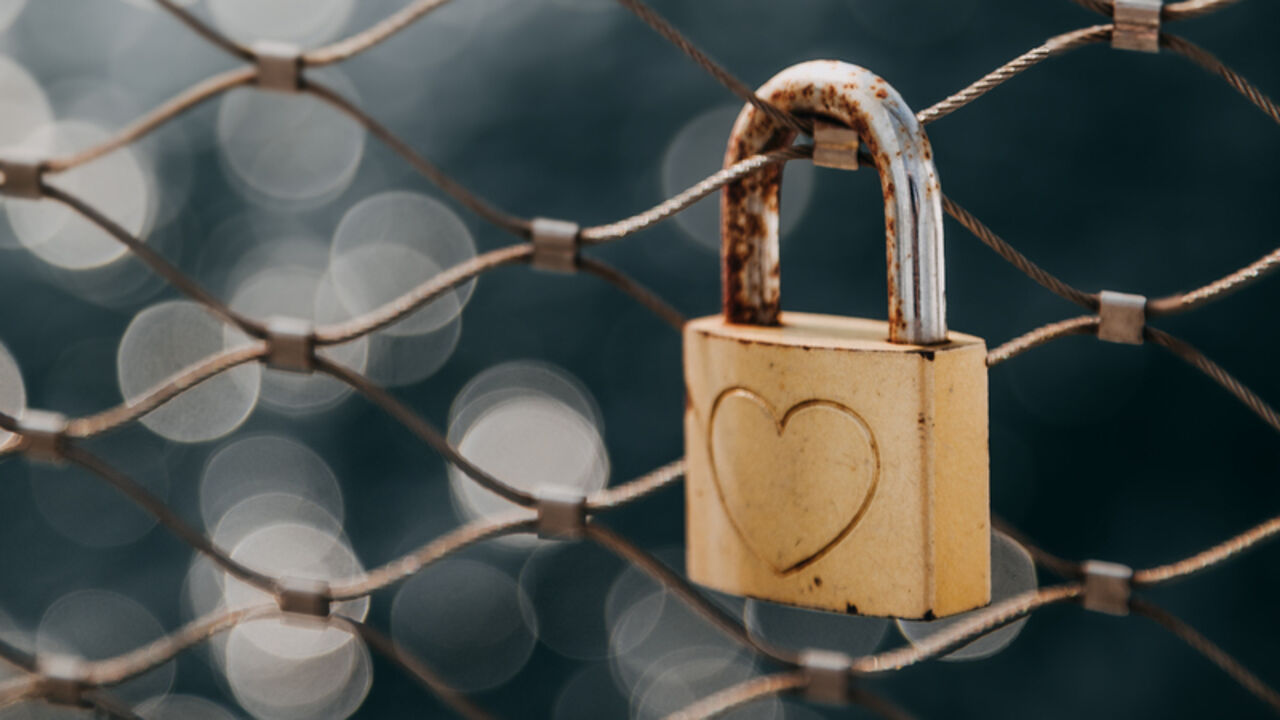 Hänglås för kärlek på ett galler.