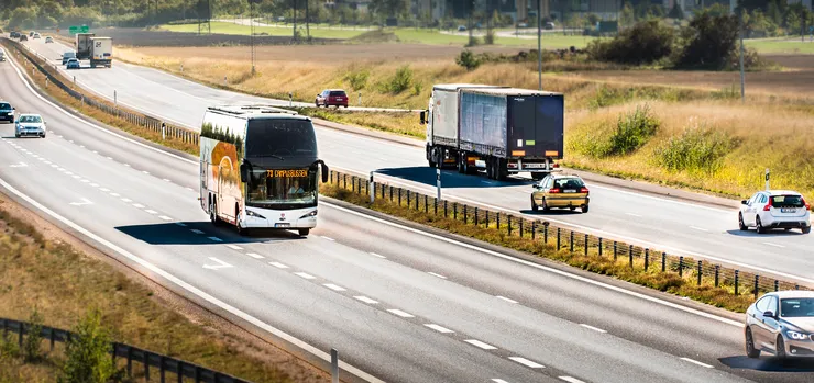 en färgglad buss åker på E4an