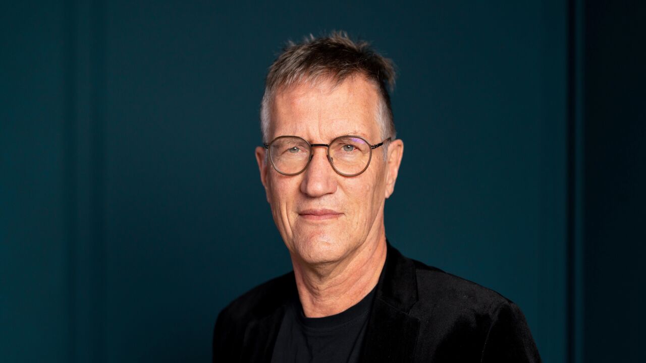 a man´s face standing out against a black background