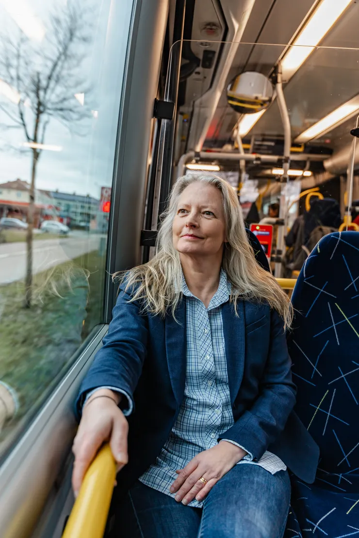 Kvinnlig forskare och buss.