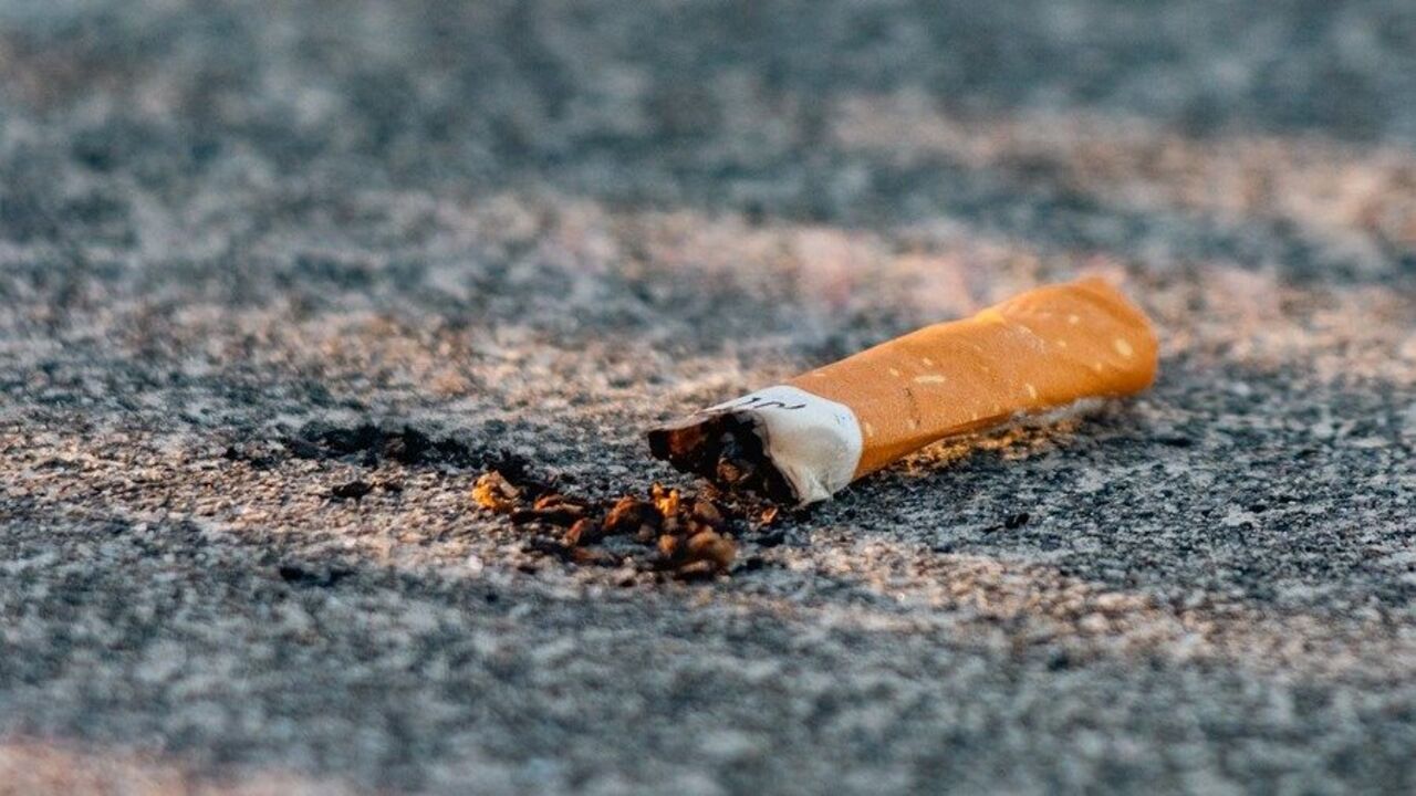 En cigarett på marken.