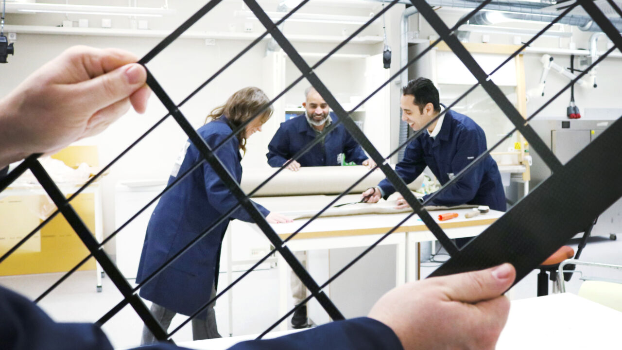 Forskare i laboratoriemiljö.